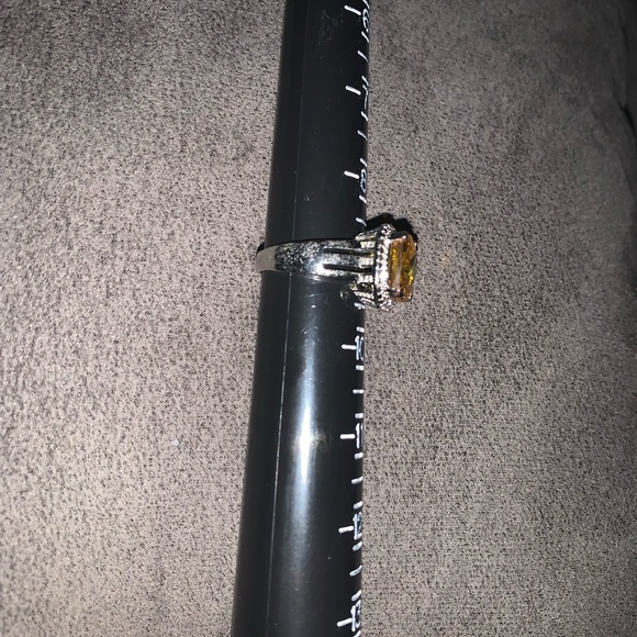 Costume jewelry ring silver colour Yellow stone SZ 9 - Picture 4 of 5